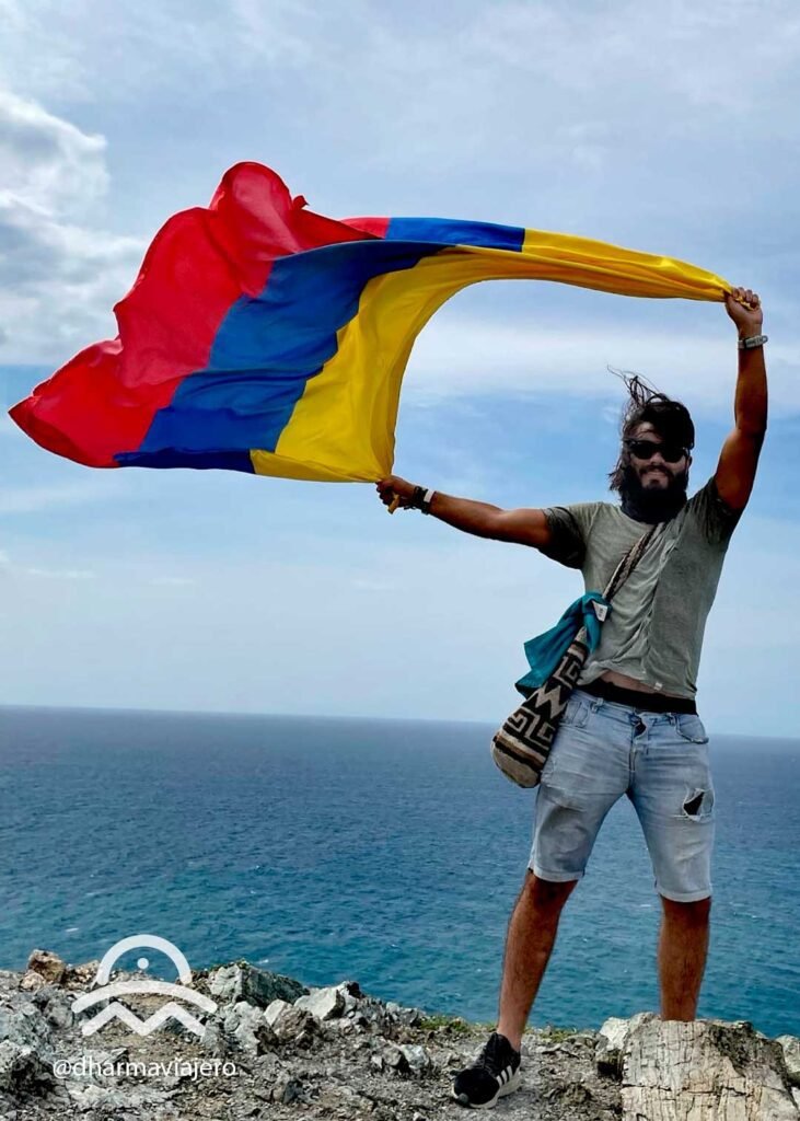 Dharma Viajero con la bandera de Colombia