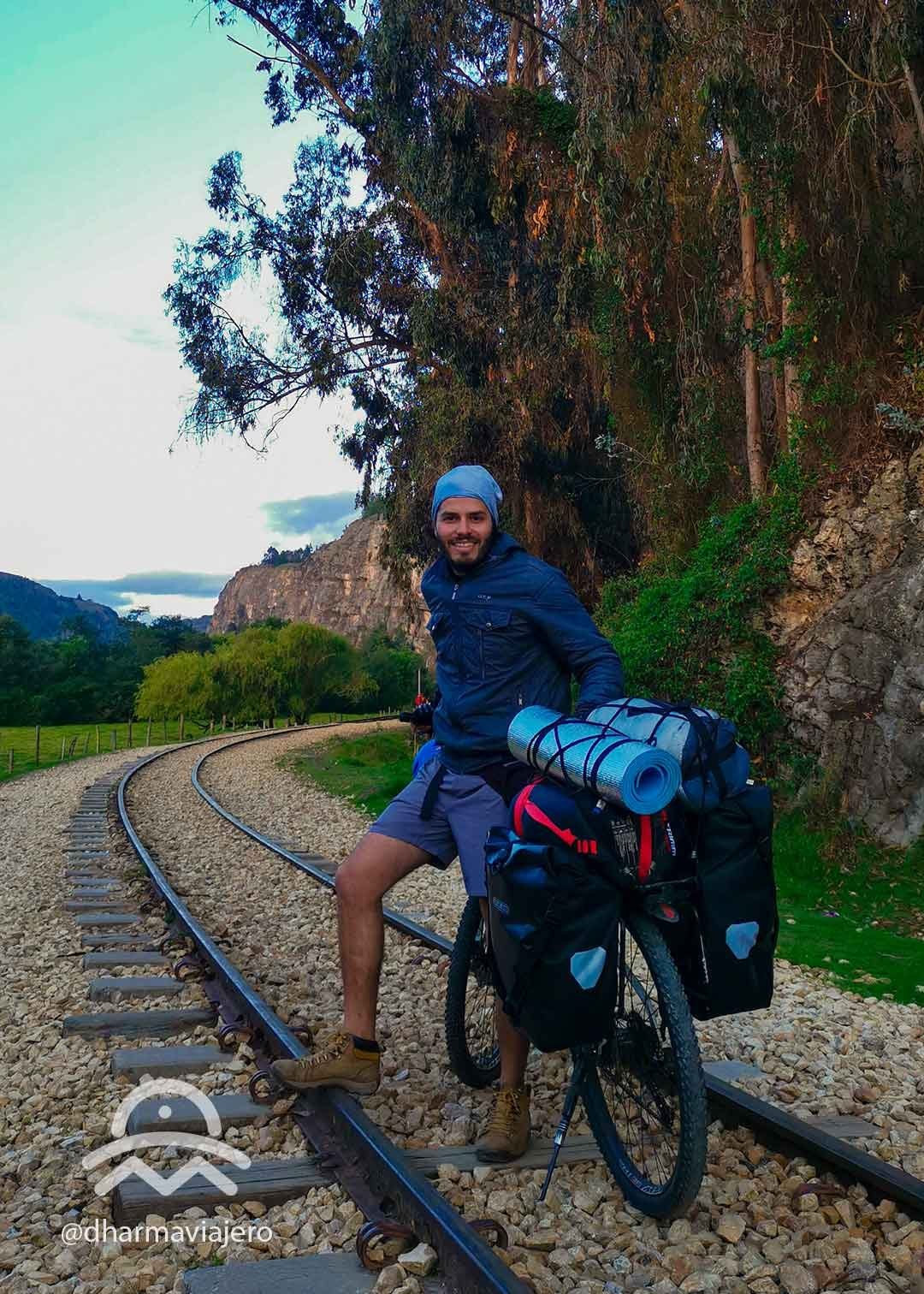 Dharma Viajero en bicicleta en Suesca