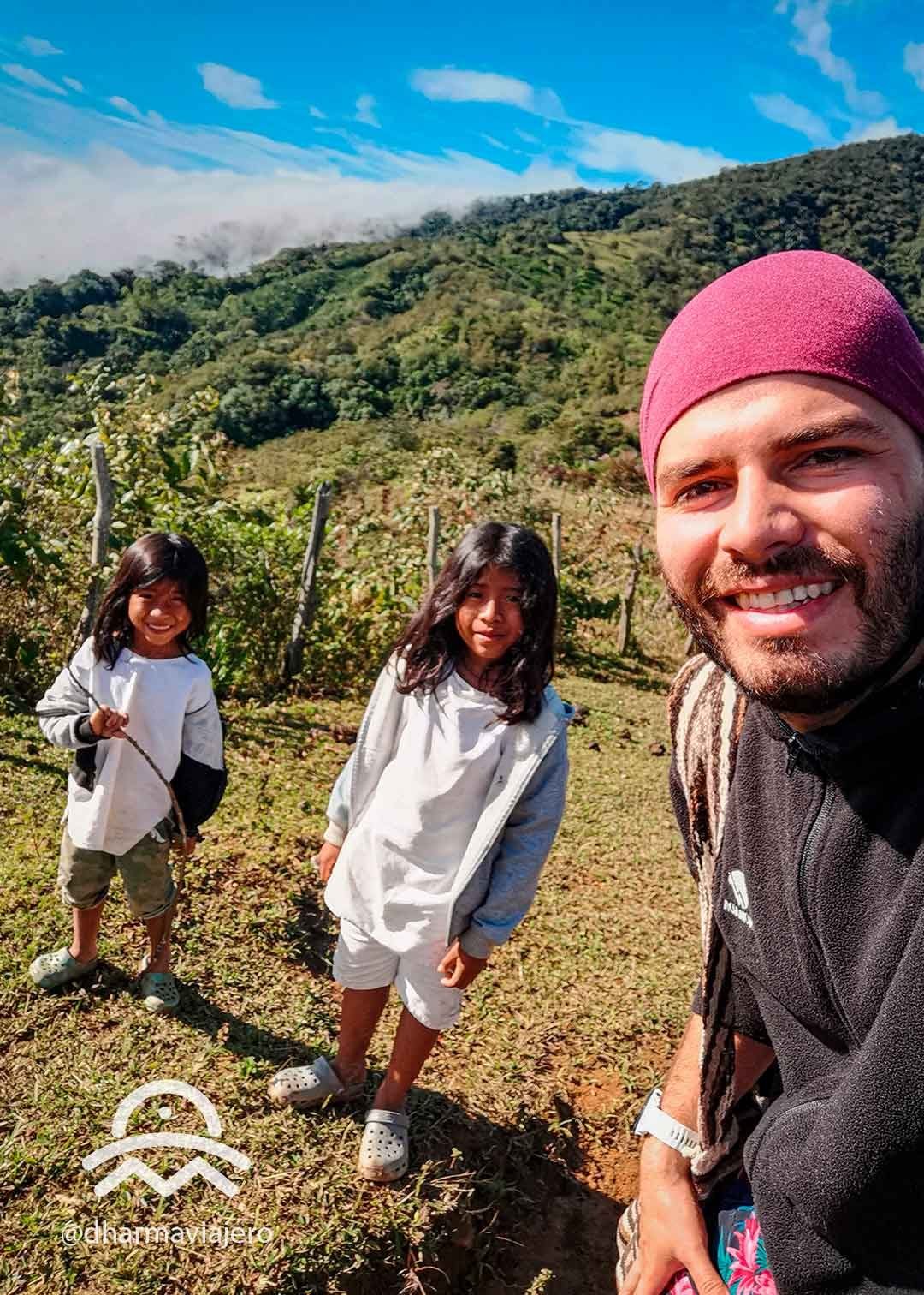 Dharma Viajero con niños indígenas